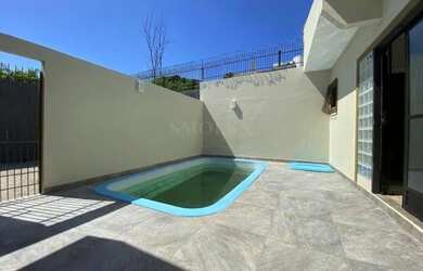 Imagem: A casa possui 3 Dormitórios, 3 Banheiros, 3 Vagas na garagem