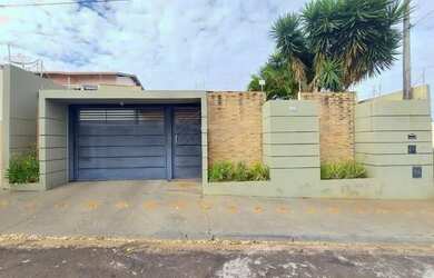 Imagem: A casa possui 3 Dormitórios, 2 Banheiros, 1 Vaga na garagem