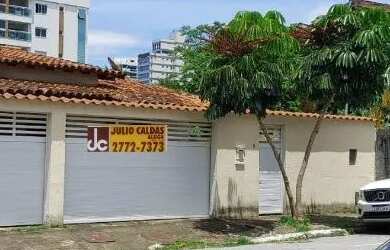 Imagem: A casa possui 4 Dormitórios, 3 Banheiros, 2 Vagas na garagem