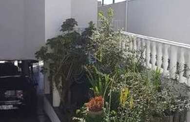 Imagem: A casa possui 3 Dormitórios, 3 Banheiros, 5 Vagas na garagem