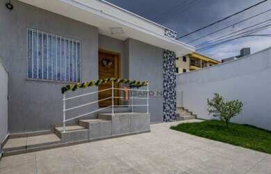 Imagem: A casa possui 3 Dormitórios, 2 Banheiros, 2 Vagas na garagem