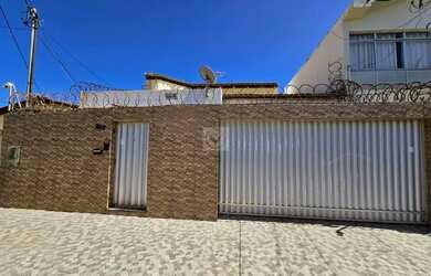 Imagem: A casa para alugar possui 4 Dormitórios, 1 Banheiro e 299m²