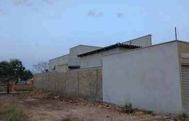 Imagem: A casa possui 2 Dormitórios, 2 Banheiros, 2 Vagas na garagem