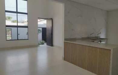 Imagem: A casa possui 3 Dormitórios, 3 Banheiros, 4 Vagas na garagem