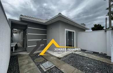 Imagem: A casa possui 3 Dormitórios, 2 Banheiros, 1 Vaga na garagem