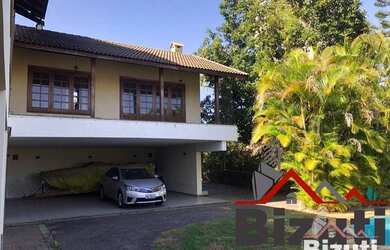 Imagem: A casa possui 5 Dormitórios, 5 Banheiros, 3 Vagas na garagem