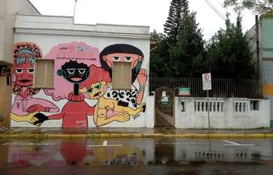 Imagem: A casa possui 5 Dormitórios, 1 Banheiro, 2 Vagas na garagem