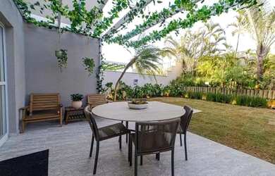 Imagem: A casa em condomínio possui 4 Dormitórios, 4 Banheiros, 2