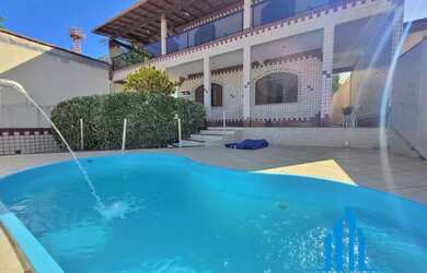 Imagem: A casa possui 4 Dormitórios, 1 Banheiro e 450m² de Área e