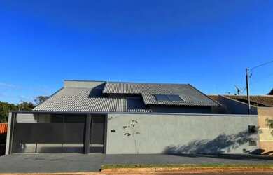 Imagem: A casa possui 3 Dormitórios, 3 Banheiros, 3 Vagas na garagem