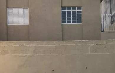 Imagem: A casa possui 2 Dormitórios, 1 Banheiro, 1 Vaga na garagem