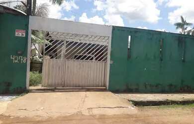 Imagem: A casa possui 4 Dormitórios, 1 Banheiro, 2 Vagas na garagem