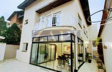 Imagem: A casa possui 3 Dormitórios, 3 Banheiros, 2 Vagas na garagem