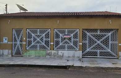 Imagem: A casa possui 3 Dormitórios, 2 Banheiros, 2 Vagas na garagem