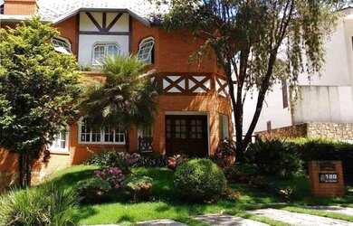 Imagem: A casa possui 4 Dormitórios, 5 Banheiros, 4 Vagas na garagem