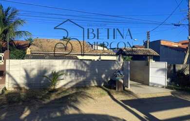 Imagem: A casa possui 4 Dormitórios, 3 Banheiros, 5 Vagas na garagem