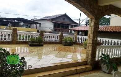 Imagem: A casa possui 5 Dormitórios, 3 Banheiros, 4 Vagas na garagem