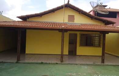 Imagem: A casa possui 3 Dormitórios, 2 Banheiros, 5 Vagas na garagem