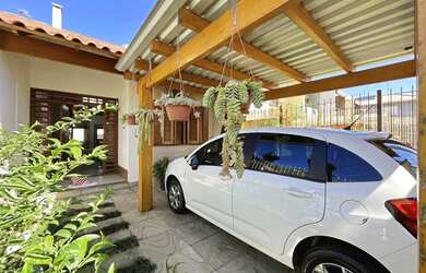 Imagem: A casa possui 3 Dormitórios, 3 Banheiros, 1 Vaga na garagem