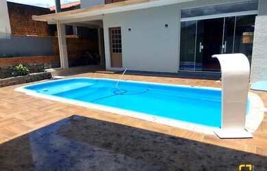 Imagem: A casa possui 4 Dormitórios, 3 Banheiros, 3 Vagas na garagem