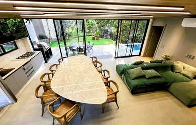 Imagem: A casa em condomínio possui 5 Dormitórios, 5 Banheiros, 4