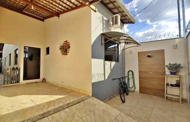 Imagem: A casa possui 2 Dormitórios, 2 Banheiros e está localizado