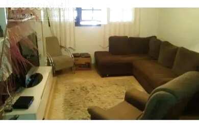 Imagem: A casa possui 2 Dormitórios, 2 Banheiros, 2 Vagas na garagem