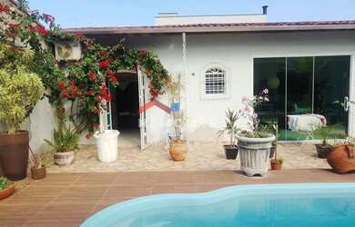 Imagem: A casa possui 4 Dormitórios, 4 Banheiros, 4 Vagas na garagem