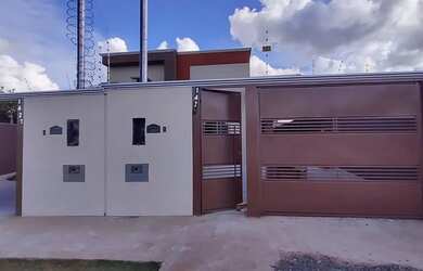 Imagem: A casa possui 3 Dormitórios, 2 Banheiros, 2 Vagas na garagem