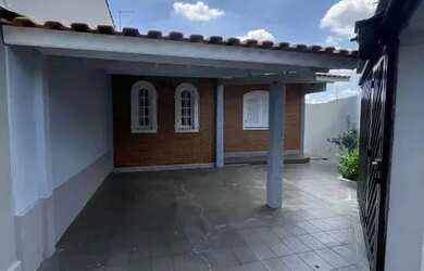 Imagem: A casa possui 3 Dormitórios, 1 Banheiro, 1 Vaga na garagem