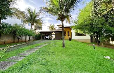 Imagem: A casa possui 4 Dormitórios, 4 Banheiros, 5 Vagas na garagem