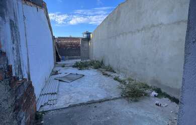 Imagem: A casa possui 1 Banheiro, 1 Vaga na garagem, 7m² de Área e