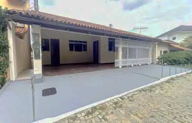 Imagem: A casa possui 5 Dormitórios, 4 Banheiros, 3 Vagas na garagem