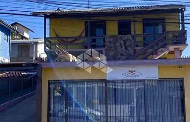 Imagem: A casa possui 4 Dormitórios, 2 Banheiros, 2 Vagas na garagem