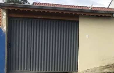 Imagem: A casa possui 2 Dormitórios, 1 Banheiro, 2 Vagas na garagem