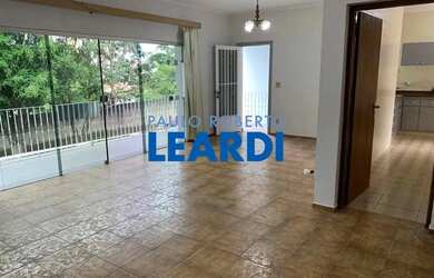 Imagem: A casa possui 3 Dormitórios, 2 Banheiros, 5 Vagas na garagem