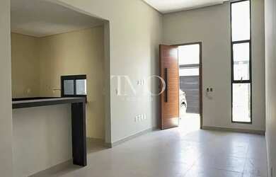 Imagem: A casa possui 3 Dormitórios, 2 Banheiros, 2 Vagas na garagem