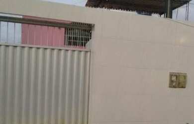 Imagem: A casa possui 2 Dormitórios, 2 Banheiros, 2 Vagas na garagem