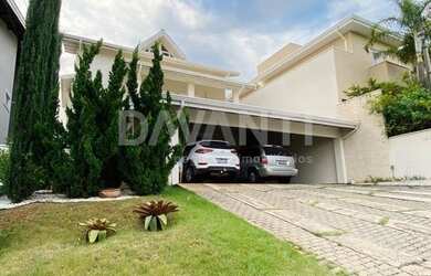 Imagem: A casa em condomínio possui 4 Dormitórios, 5 Banheiros, 3