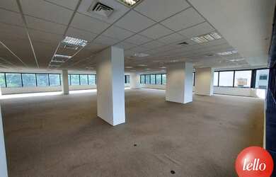 Imagem: O depósito possui 2 Vagas na garagem, 226m² de Área e está