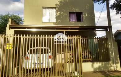 Imagem: A casa possui 2 Dormitórios, 1 Banheiro, 2 Vagas na garagem