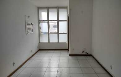 Imagem: O depósito para alugar possui e está localizado em Santa