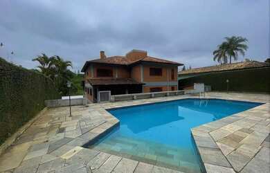 Imagem: A casa e possui 4 Dormitórios, Suítes, 5 Banheiros, 5 Vagas