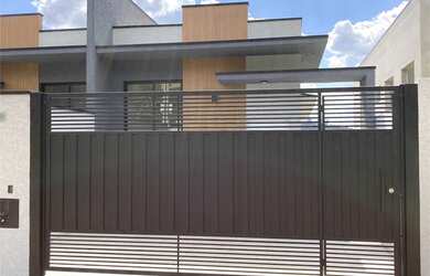 Imagem: A casa possui 3 Dormitórios, 3 Banheiros, 2 Vagas na garagem