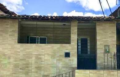 Imagem: A casa possui 2 Dormitórios, 1 Banheiro, Varanda e está localizado