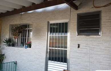 Imagem: A casa possui 2 Dormitórios, 1 Banheiro, 1 Vaga na garagem