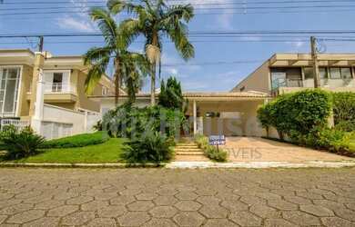 Imagem: A casa possui 4 Dormitórios, 5 Banheiros, 3 Vagas na garagem