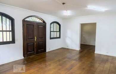 Imagem: A casa possui 5 Dormitórios, 5 Banheiros, 4 Vagas na garagem