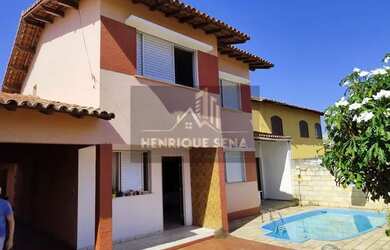 Imagem: A casa possui 5 Dormitórios, 3 Banheiros, 4 Vagas na garagem