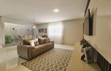 Imagem: A casa possui 3 Dormitórios, 3 Banheiros, 4 Vagas na garagem